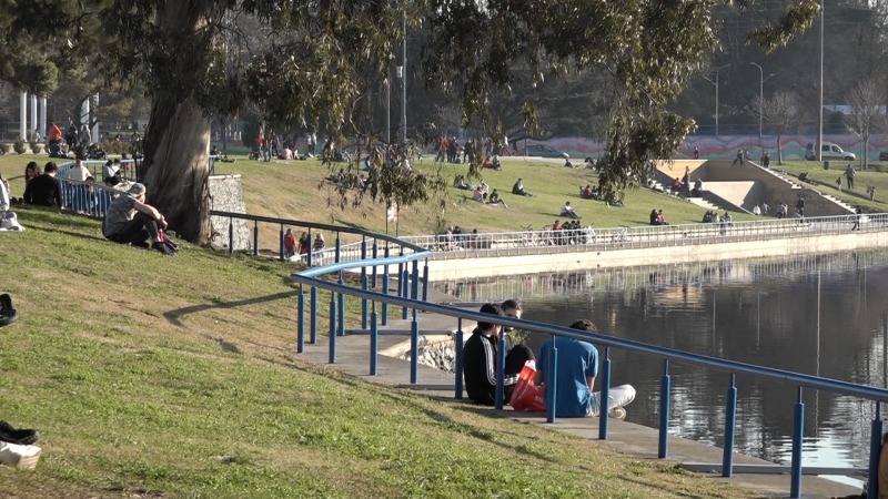 Los parques de la ciudad se vieron colmados de personas